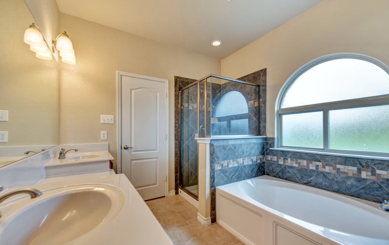 Photo 19 of 27 - 216 Moonlight Dr, Euless, TX 76039