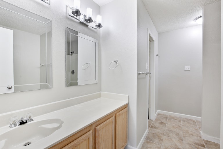 Photo 15 of 32 - 1300 Anna Lea Ln, Burleson, TX 76028