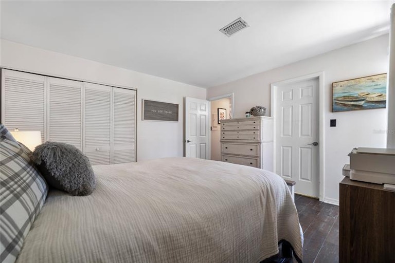 Photo 18 of 25 - 7300 Sunshine Skyway Ln S #209, Saint Petersburg, FL 33711