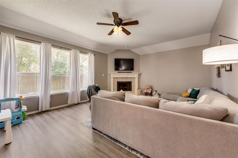 Photo 5 of 27 - 5910 Creek Crossing Ln, Sachse, TX 75048