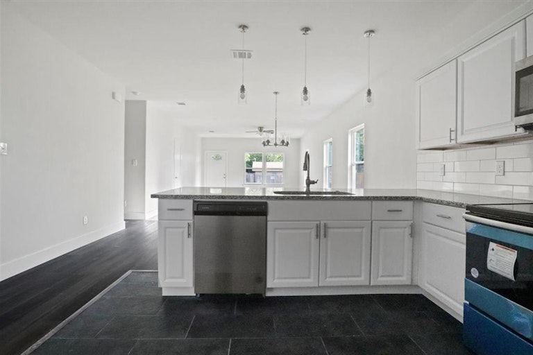 Photo 12 of 25 - 4805 Chapman St, Fort Worth, TX 76105