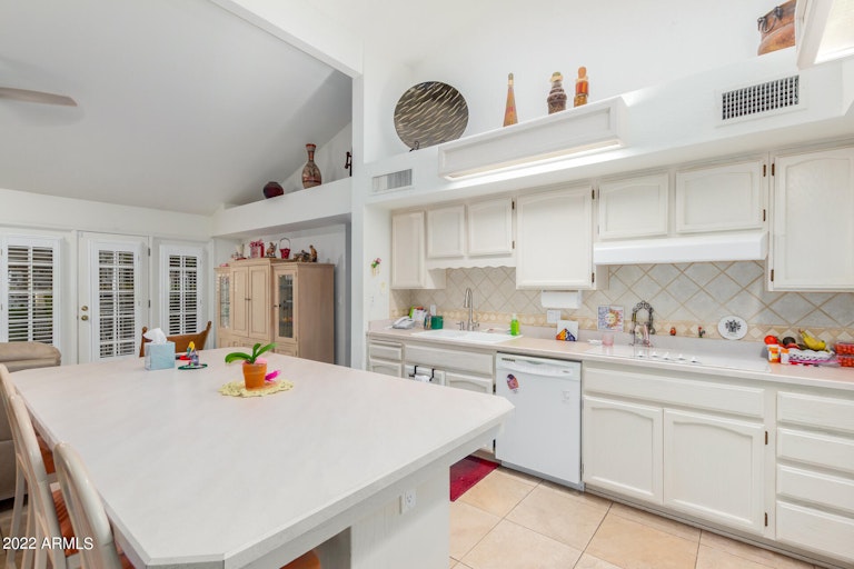 Photo 16 of 32 - 10424 E Cinnabar Ave, Scottsdale, AZ 85258