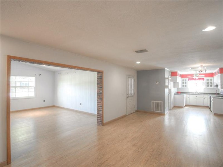 Photo 6 of 23 - 111 Volusia Dr, Winter Haven, FL 33884