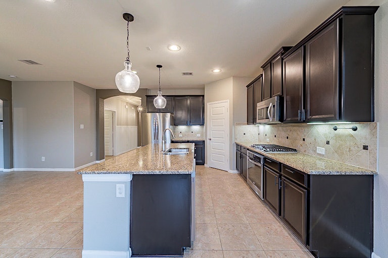 Photo 8 of 35 - 18226 Russett Green Dr, Tomball, TX 77377