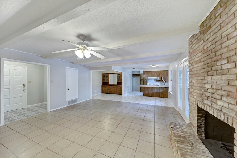 Photo 13 of 29 - 7344 Laurie Dr, Fort Worth, TX 76112