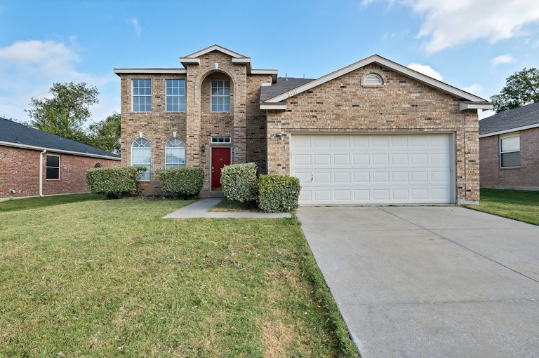 Photo 1 of 33 - 2305 Hickory Ct, Little Elm, TX 75068