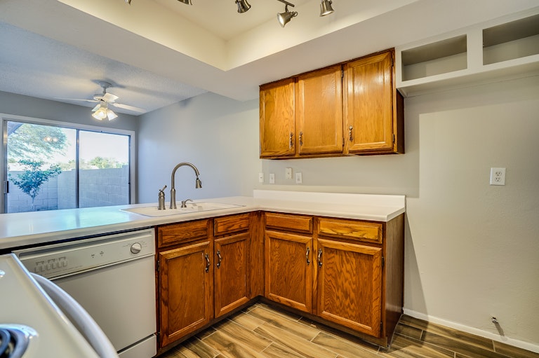 Photo 9 of 22 - 5201 E Tunder Cir, Phoenix, AZ 85044