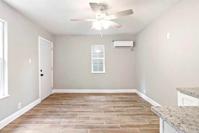 Photo 7 of 24 - 1431 W Summit Ave, San Antonio, TX 78201