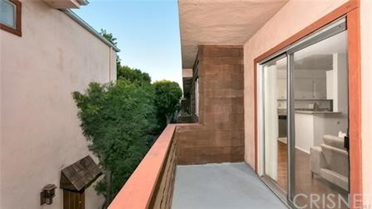 Photo 14 of 25 - 5349 Newcastle Ave #66, Encino, CA 91316