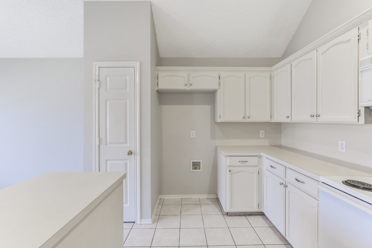 Photo 10 of 25 - 7428 Amber Dr, Watauga, TX 76148