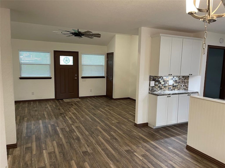 Photo 9 of 40 - 208 Guinevere Dr, Weatherford, TX 76086
