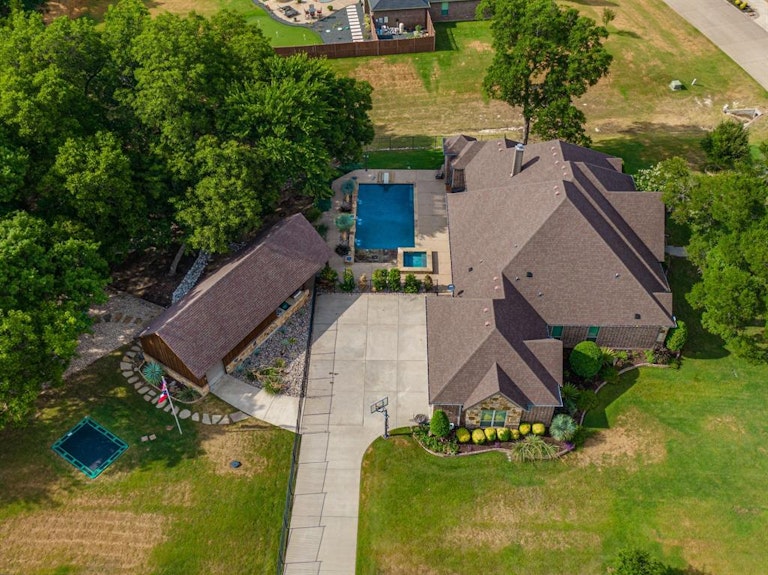 Photo 39 of 39 - 3911 Shiloh Trl, Midlothian, TX 76065