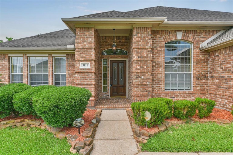 Photo 3 of 41 - 3111 Genessee Creek Ln, Friendswood, TX 77546