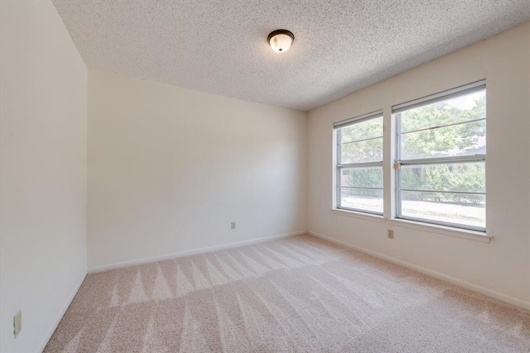 Photo 21 of 40 - 312 Greenbriar Ln, Colleyville, TX 76034