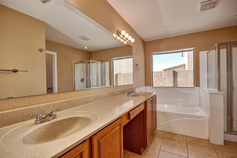 Photo 5 of 24 - 1703 W Saint Catherine Ave, Phoenix, AZ 85041