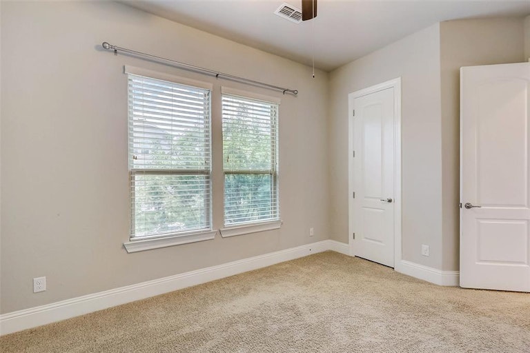 Photo 24 of 40 - 1704 Oak Leaf Pass Dr, Houston, TX 77055