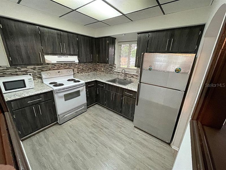 Photo 7 of 25 - 1360 Oxford Dr, Englewood, FL 34223
