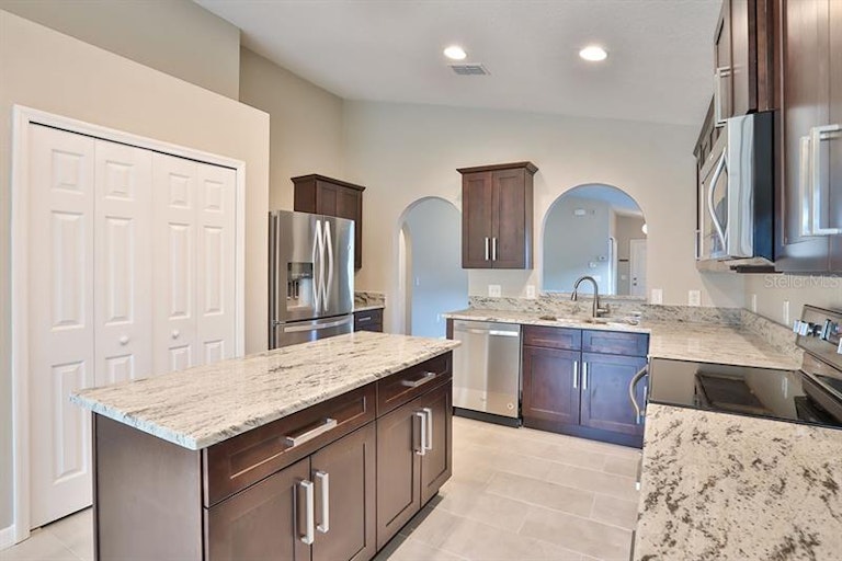 Photo 8 of 25 - 815 Brenton Leaf Dr, Ruskin, FL 33570