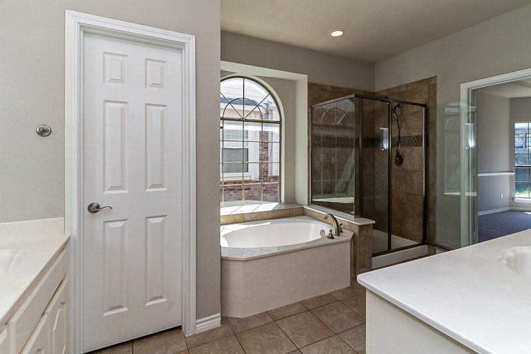 Photo 6 of 32 - 6813 White River Dr, Fort Worth, TX 76179