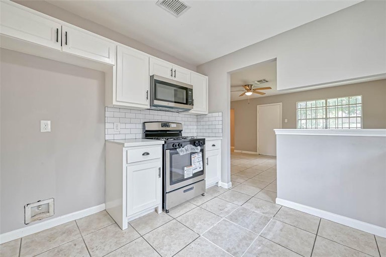 Photo 13 of 32 - 8638 Valley Flag Dr, Houston, TX 77078