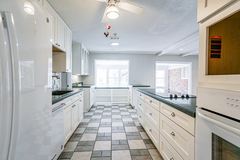 Photo 8 of 23 - 6425 Trail Lake Dr, Fort Worth, TX 76133