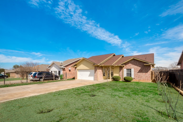Photo 7 of 32 - 345 Cotton Dr, Mansfield, TX 76063