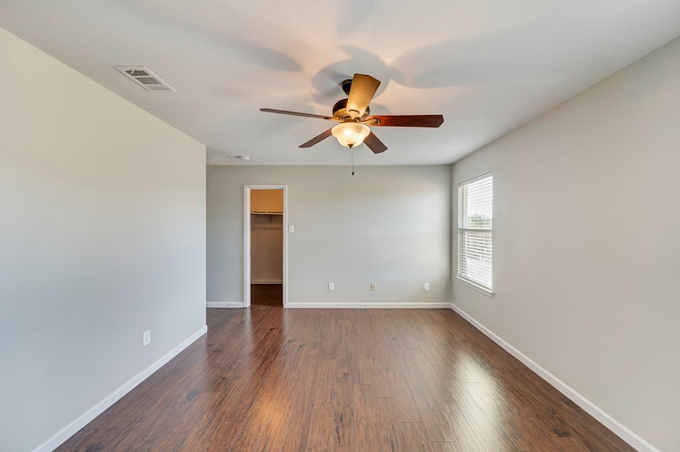 Photo 13 of 24 - 1374 Emily Ct, Burleson, TX 76028