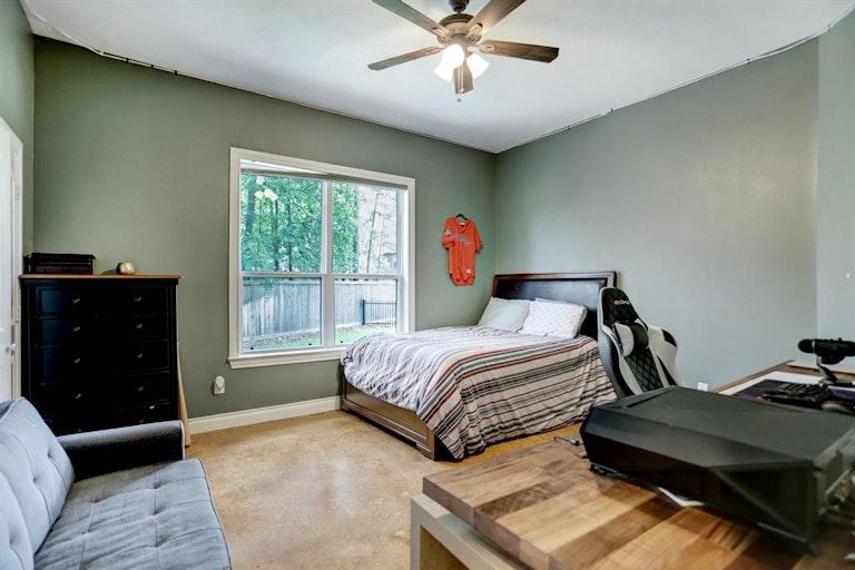 Photo 21 of 34 - 7811 Bent Green Ln, Spring, TX 77389