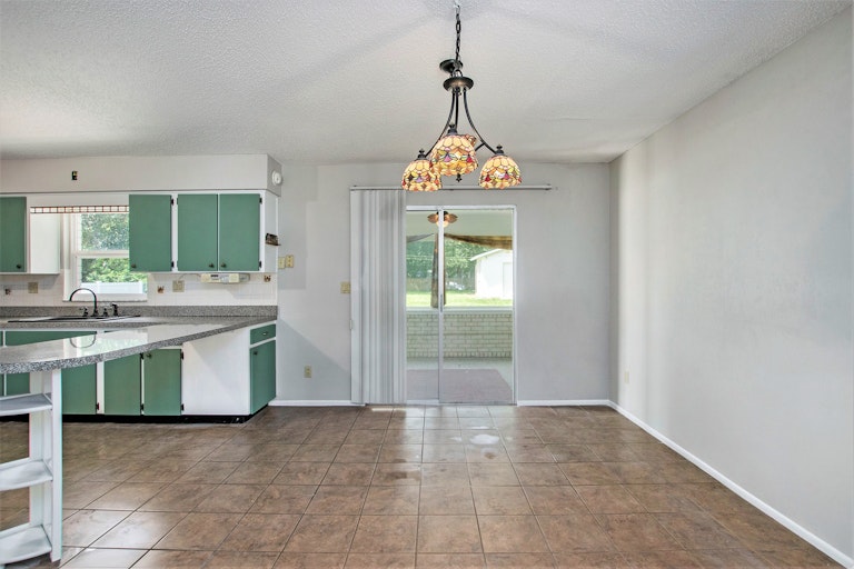 Photo 10 of 17 - 37223 Temple Ave, Zephyrhills, FL 33541