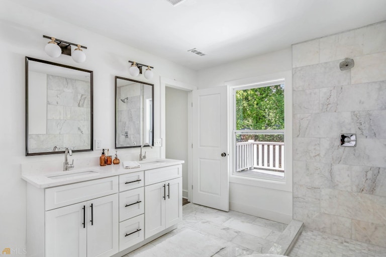 Photo 17 of 28 - 710 S Grand Ave NW, Atlanta, GA 30318