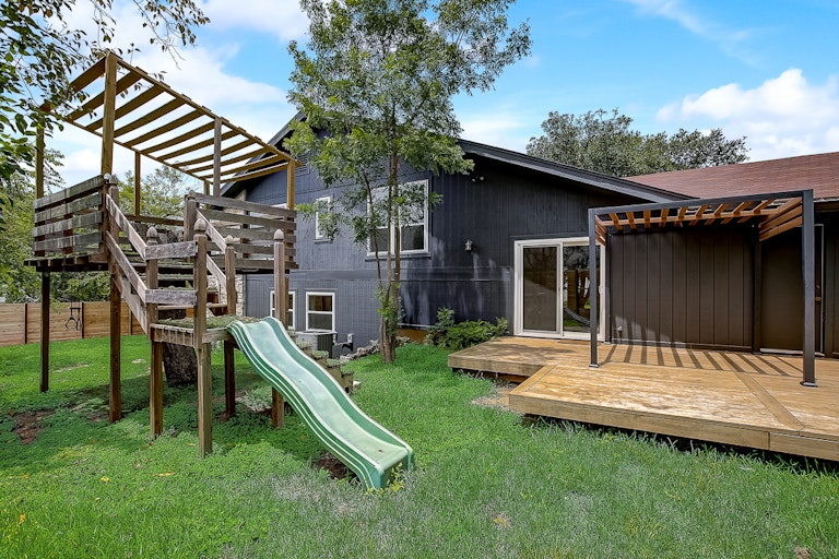Photo 16 of 50 - 8103 Shiloh Ct, Austin, TX 78745