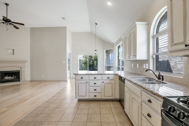 Photo 1 of 27 - 9124 Oldwest Trl, Fort Worth, TX 76131