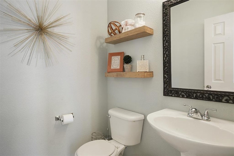 Photo 12 of 21 - 1416 Bregenz Ln, Lewisville, TX 75067
