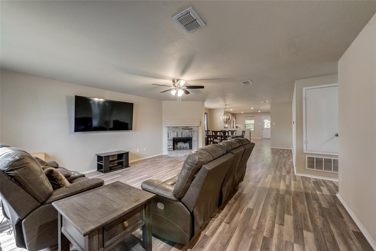 Photo 3 of 27 - 4816 Cedar Crest Dr, McKinney, TX 75070
