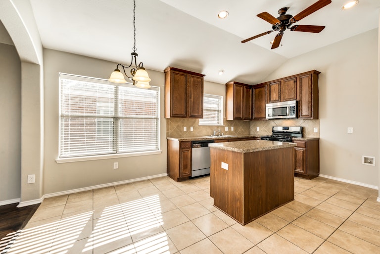 Photo 12 of 27 - 8508 Minturn Dr, Fort Worth, TX 76131