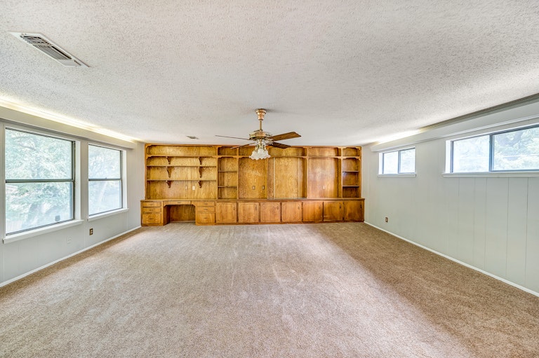 Photo 4 of 37 - 2317 Sunnyvale Rd, Grand Prairie, TX 75050