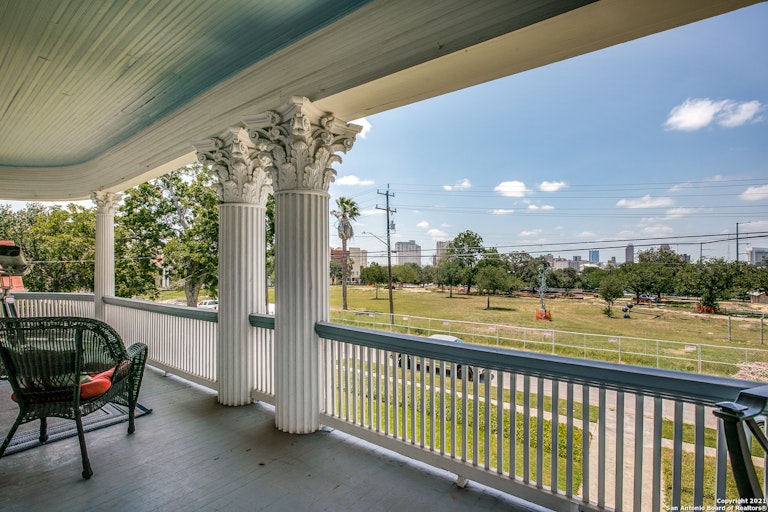 Photo 27 of 36 - 724 N Olive St, San Antonio, TX 78202