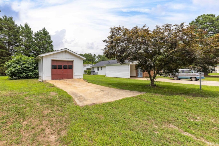 Photo 29 of 31 - 601 Wedgewood Ave, Zebulon, NC 27597