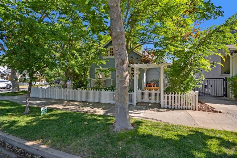 Photo 2 of 47 - 2401 U St, Sacramento, CA 95818