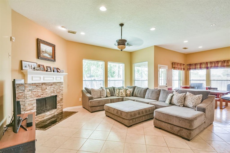 Photo 19 of 41 - 3111 Genessee Creek Ln, Friendswood, TX 77546