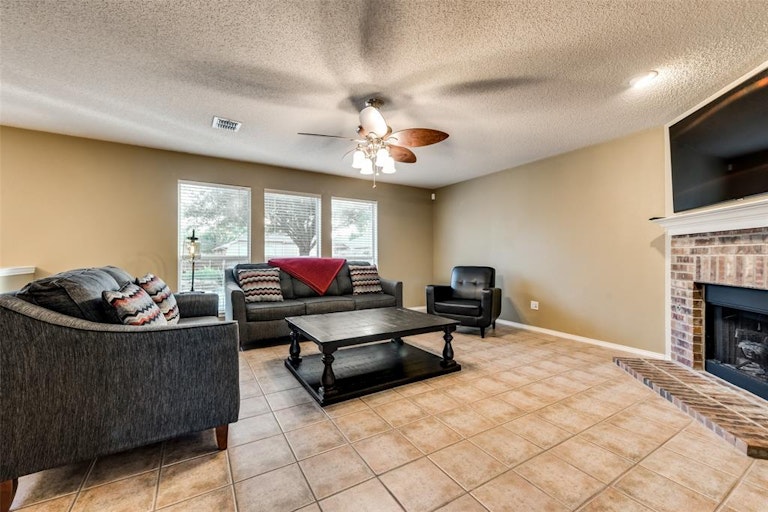 Photo 12 of 37 - 211 Pinewood Trl, Forney, TX 75126