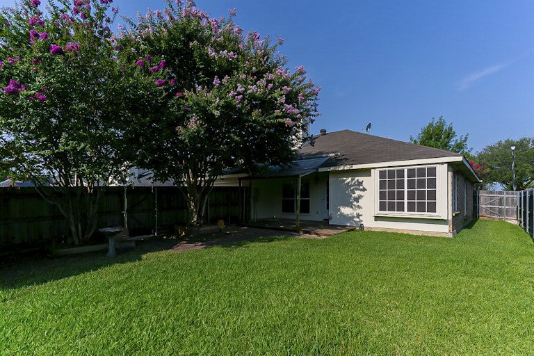 Photo 7 of 20 - 1028 Essex Dr, Cedar Hill, TX 75104