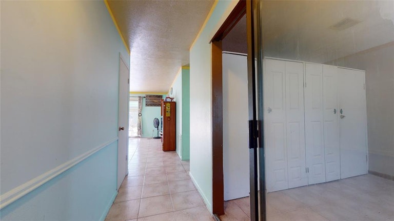 Photo 10 of 48 - 10811 Sagevale Ln, Houston, TX 77089
