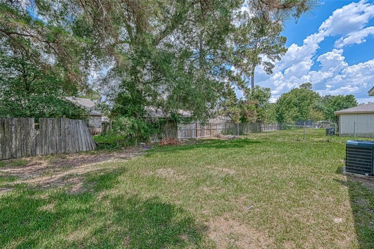 Photo 32 of 32 - 8638 Valley Flag Dr, Houston, TX 77078