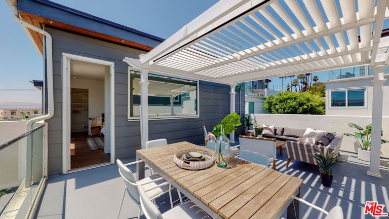 Photo 19 of 29 - 722 Lucile Ave, Los Angeles, CA 90026