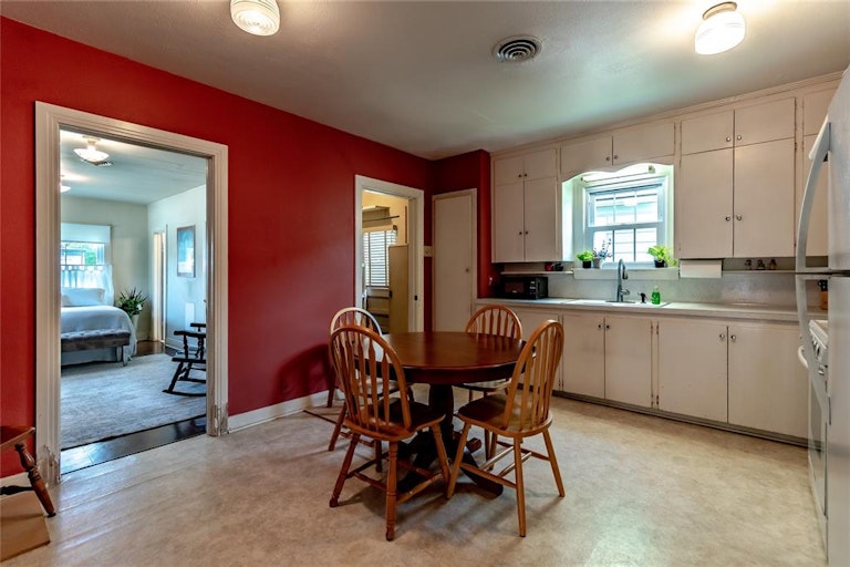 Photo 3 of 27 - 603 Coyle St, Garland, TX 75040