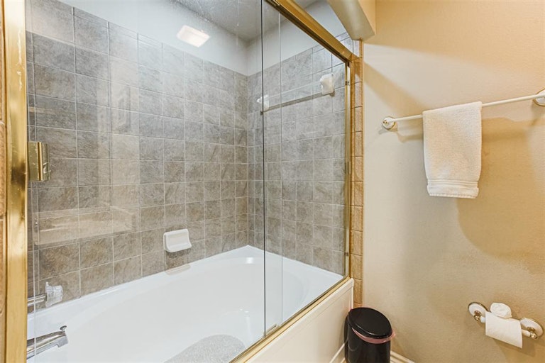 Photo 9 of 24 - 2400 McCue Rd #456, Houston, TX 77056
