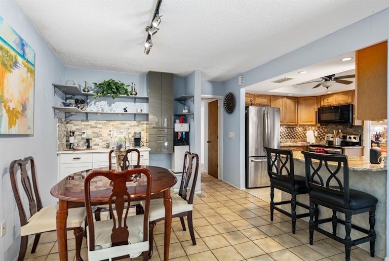 Photo 9 of 27 - 4344 Nelson Ave, Sarasota, FL 34231