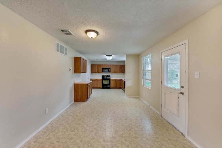Photo 8 of 26 - 740 Tuscany Trl, Fort Worth, TX 76179