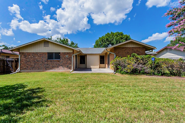 Photo 5 of 19 - 4122 Modena Dr, San Antonio, TX 78218